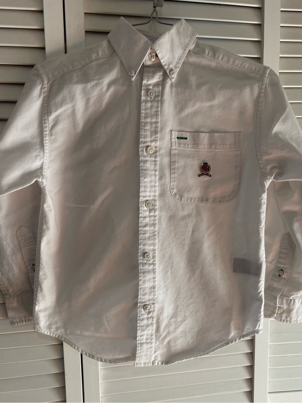 Vintage Tommy Hilfiger White Long-Sleeve Button-Down Shirt with Pocket Crest